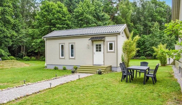 Bright, quietly located cottage close to the water.