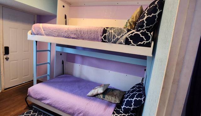 Budget Downtown Studio-B with European Bunk Beds, AC, WIFI & 4 free Streamers!