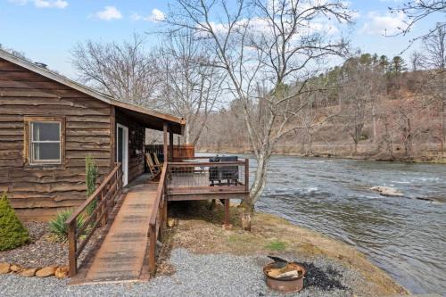 Cast Away - Riverfront Cabin, Mountain Views, Fishing, and Hiking!