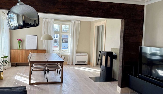 Central 4-Bedroom Apartment w/Free Parking & Fast WiFi