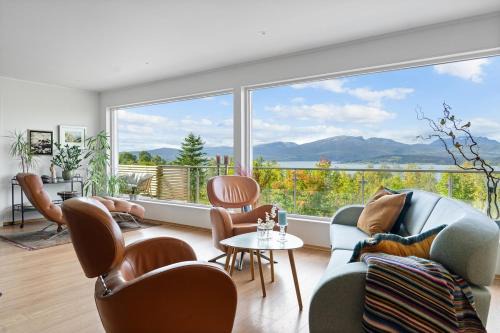Central Arctic Panoramic Views By North Estate
