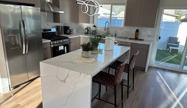 Charming 2-bedroom apartment with WiFi, AC in beautiful Burbank