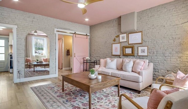 Charming 2-bedroom cottage with Patio in Downtown Waterloo