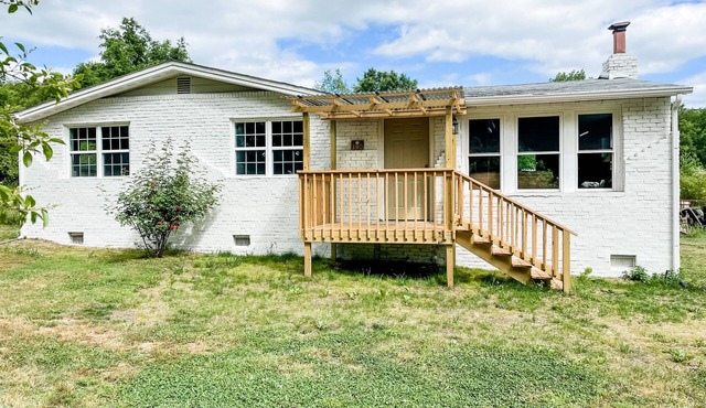 Charming 3-bedroom house with WiFi, AC, private backyard in tranquil Honea Path
