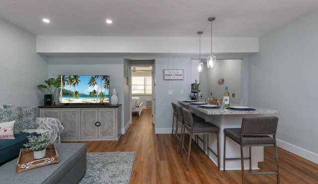 Charming beachfront condo 70 steps to Hollywood Beach, pool & free parking!