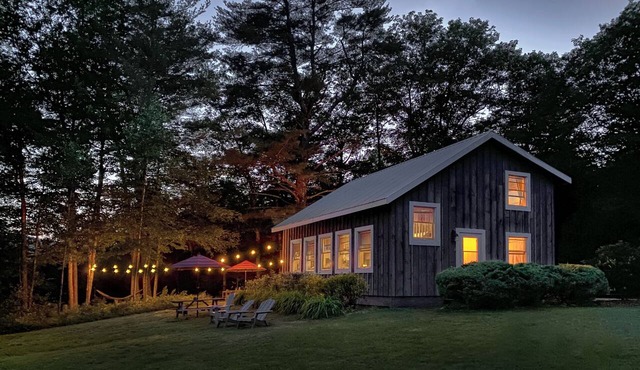Charming & Cozy Mountain View Cottage with River Hi-spd-wifi/pets welcome