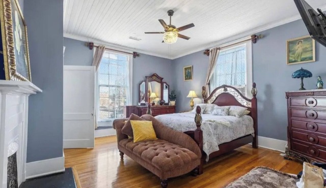 Charming Getaway | Queen Bed, Yard and Free Parking