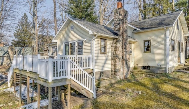 Charming Lakefront Cottage