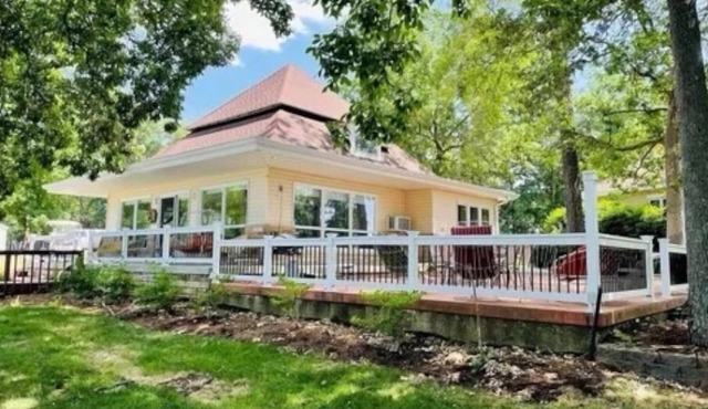 Charming Panoramic Lake House WITH POOL on Lake Sara