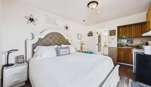 Charming Private Studio with hot tub.
