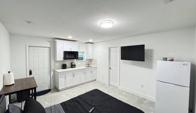 Charming Studio Apartment at Lake Worth Beach!