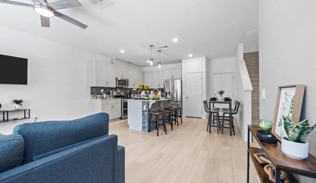 Charming townhome with WiFi, AC, Pool and Community Center in Peaceful Fallbrook