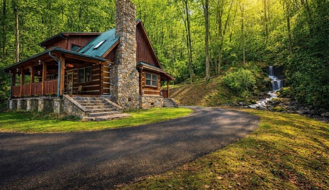 CLEAN Waterfall river cabin min to town