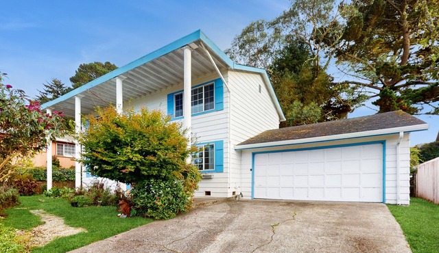 Colonial-style home w/fireplace, large yard, W/D - close to shopping & redwoods