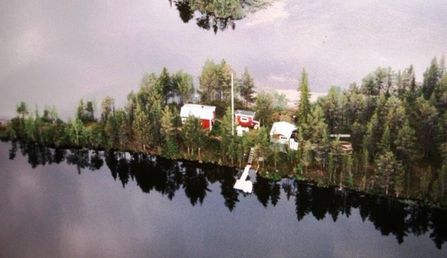Comfortable cottage surrounded by water, fantastic scenery and in private location
