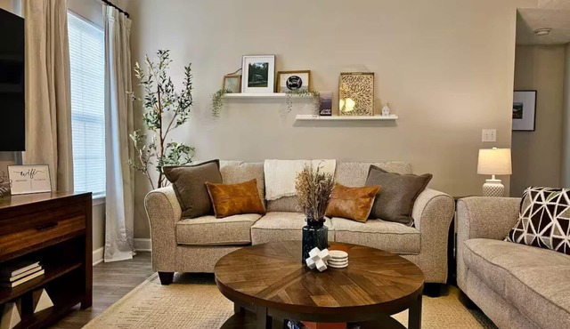 Comfy Home with 4 Beds - 10 mins to Downtown