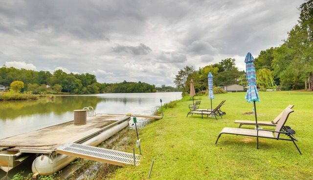 Cottage w/Fire Pit & Lake Access in Waterloo!