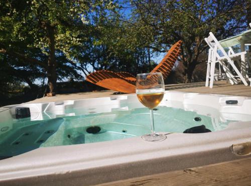 Countryside Getaway with Jacuzzi and Sunset Views