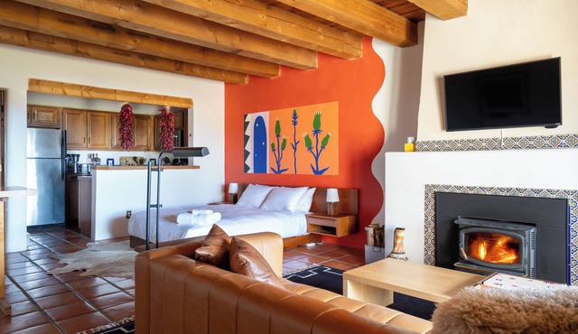 Cozy adobe studio with private balcony, mountain views, and classic Southwest charm—just minutes from Taos, Arroyo Seco, and Taos Ski Valley. Perfect for a peaceful canyon escape with modern comforts.