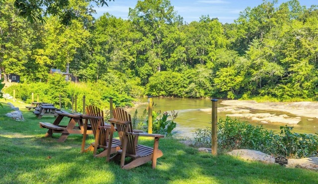 Cozy Cabin W/Shared Hot Tub and Sauna, Sleeps 4