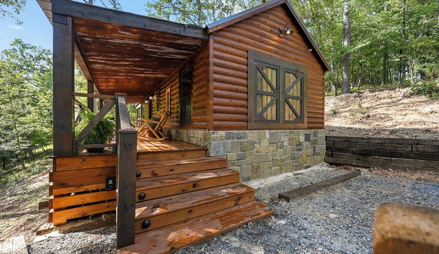 Cozy Couples Cabin/Private & Secluded/Hot Tub/Fire Pit/Hillside View