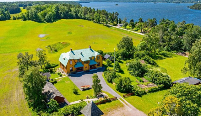 Cozy studio in an old school by the lake for 2 people with full kitchen