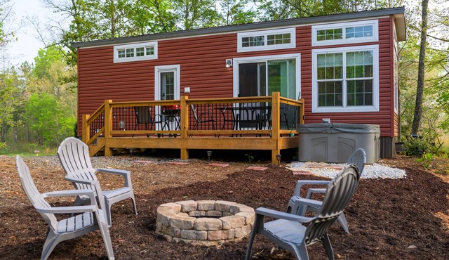 Delightful Forest Tiny Home with Hot Tub