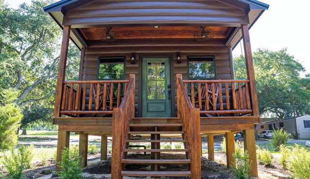 Deluxe Rustic Tiny Cabin in Broussard