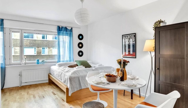 Design District w King Bed, Netflix, tram&bus near