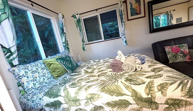 Discover Tranquility at Palm Studio: Your Gateway to Nature in Hilo Town!