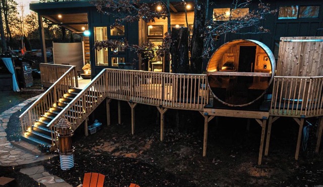 Dreamy Mountain Sanctuary—Private Hot Tub, Panoramic Sauna & Firelight