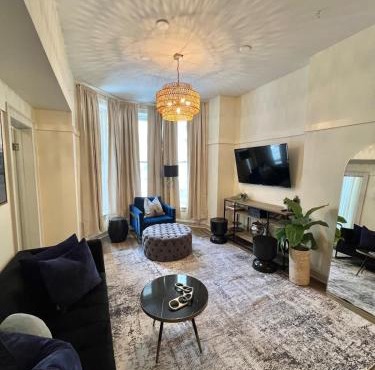 Elegant 3BR River North Escape l Free Parking