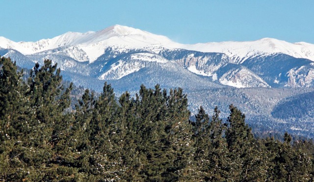 Enjoy a Get-A-Way @ this cozy log cabin on Eagle Nest Lake, in Eagle Nest NM!