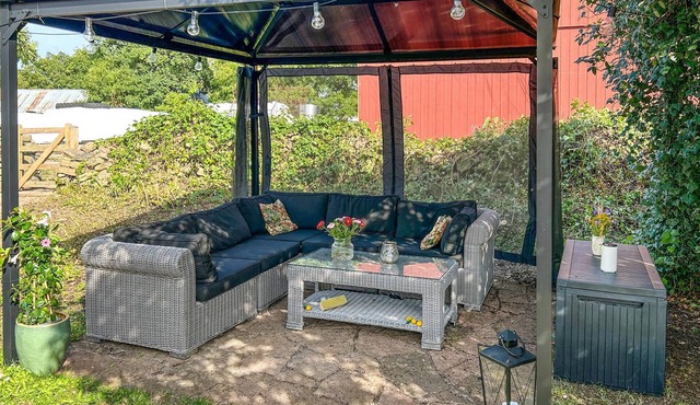 Enjoy peace and idyll in this holiday home in the countryside.