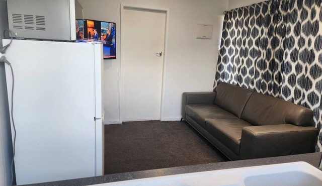 Entire flat next to park, close to uni, & city - 1 bedroom, 1 lounge, en-suit