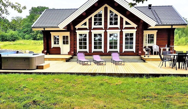 Exclusive new log house with fantastic lake view