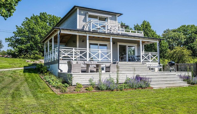 Exclusive tranquil villa by the sea, boat available