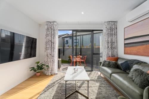 Explore Wanaka - Mountain Views, Riverside Locale Townhouse