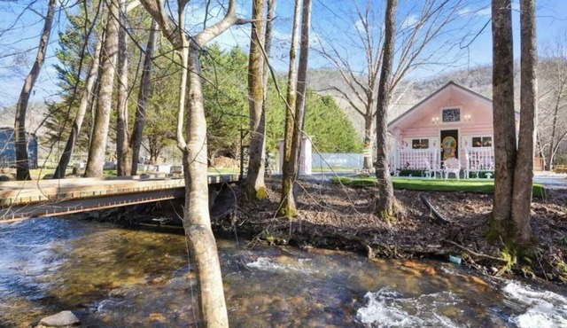 Fairytale Creekside Cottage w/Firepit & Petting Zoo–Ideal For Families & Couples