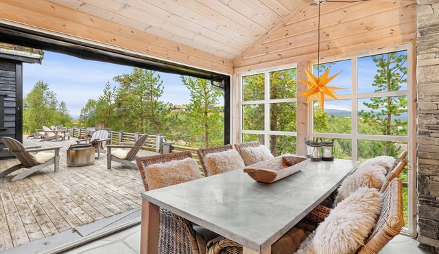 Family cabin with hot tub in Hønedalen