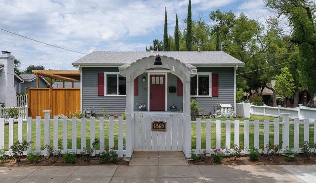 Full Kitchen Studio Type Guest Room with WiFi, AC in delightful Pasadena House