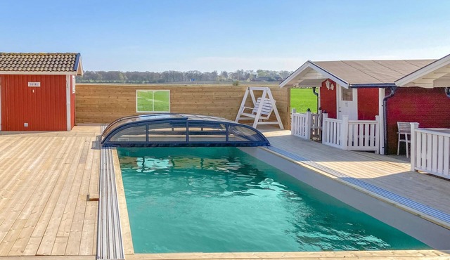 Functionally furnished domicile, on a divided plot, with pool and barbecue.