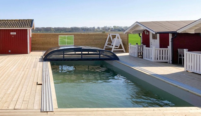 Functionally furnished domicile, on a divided plot, with pool and barbecue.