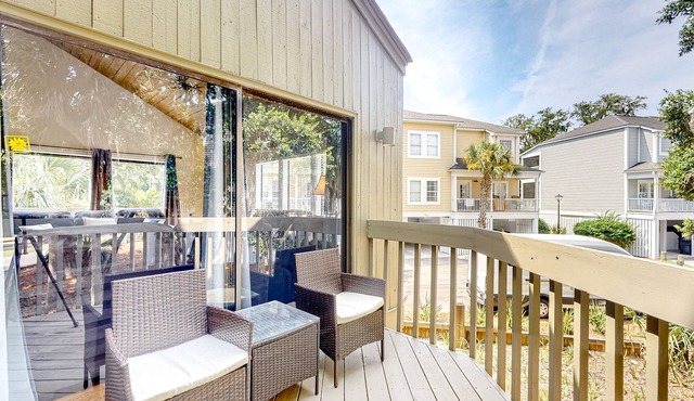 Golf course-front beach home with full kitchen - close to the beach