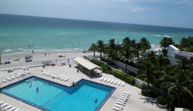 GREAT OCEAN FRONT 1br-1 1/2 bath Condo For Rent (HOLLYWOOD BEACH)