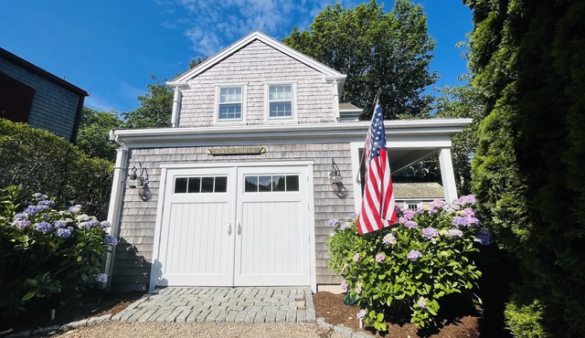 HALFSHELL- Charming 1 bedroom Cottage in town