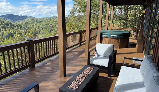 Hatley Hideaway - Sunset Views + Hot Tub & Fire Pit