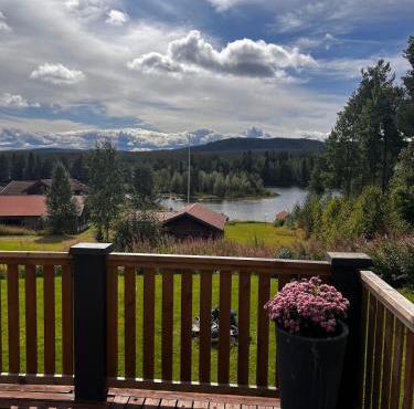 Hildas Hus with river view and spa