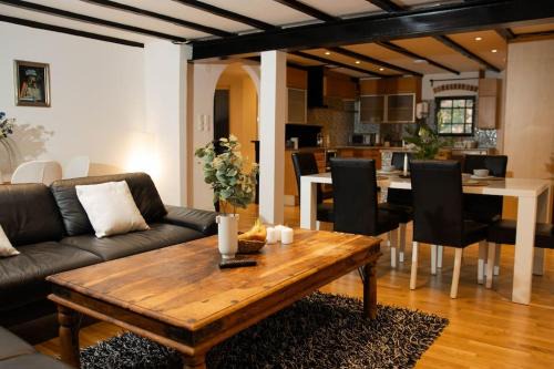 Historical Malt Factory Apartment, 6 Bedrooms, sleeps 16 , Hot Tub