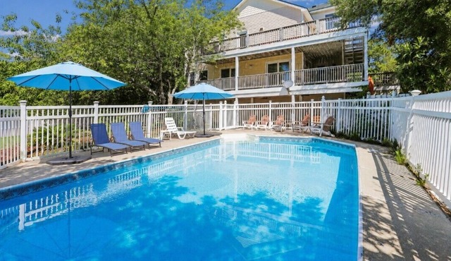 HotTub, Pool Table, Elevator! Large fenced yard, pets